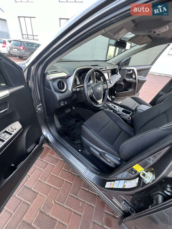 Внедорожник / Кроссовер Toyota RAV4 2016 в Ровно