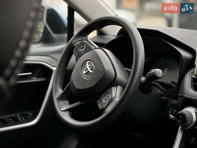 Позашляховик / Кросовер Toyota RAV4 2023 в Чернівцях