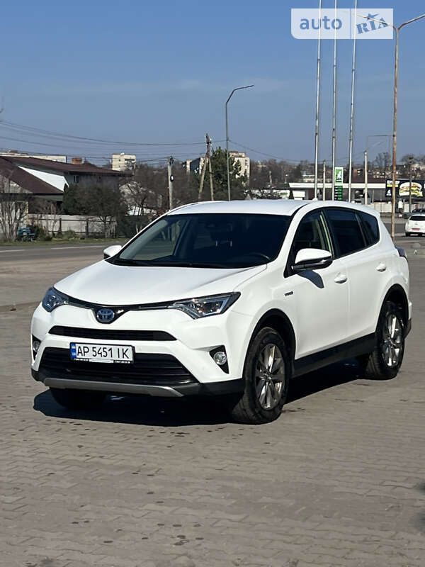 Внедорожник / Кроссовер Toyota RAV4 2018 в Нововолынске