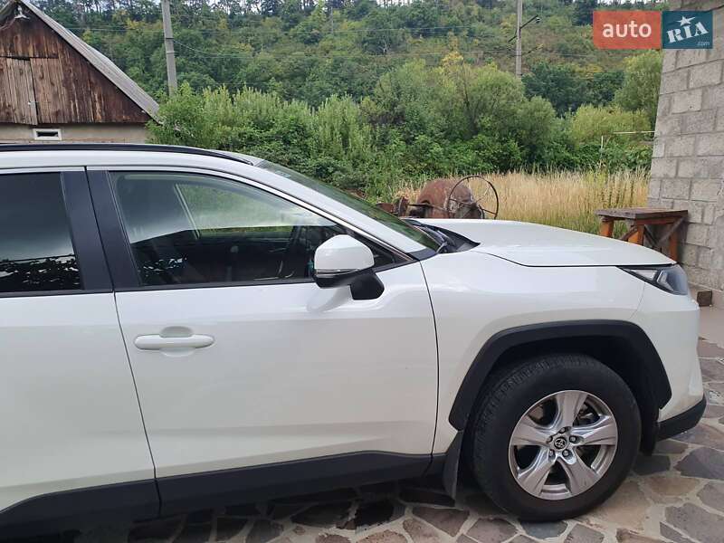 Позашляховик / Кросовер Toyota RAV4 2020 в Мукачевому