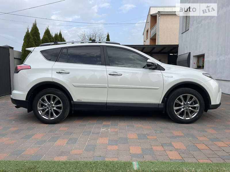 Внедорожник / Кроссовер Toyota RAV4 2017 в Львове