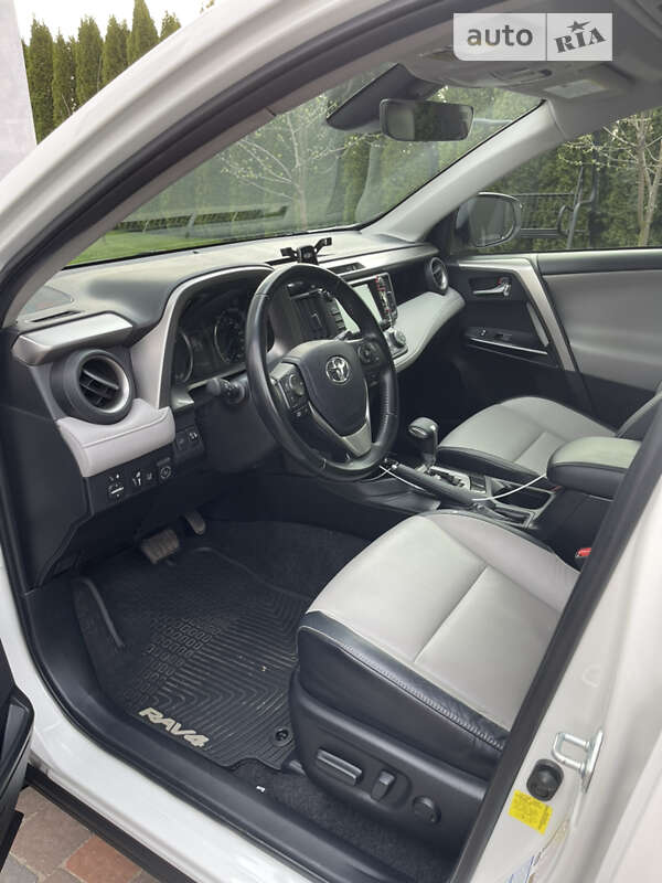 Внедорожник / Кроссовер Toyota RAV4 2017 в Львове