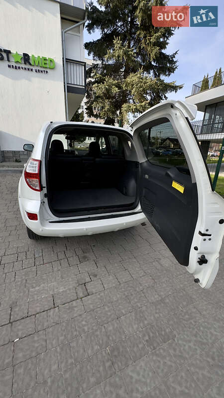 Позашляховик / Кросовер Toyota RAV4 2010 в Чернівцях