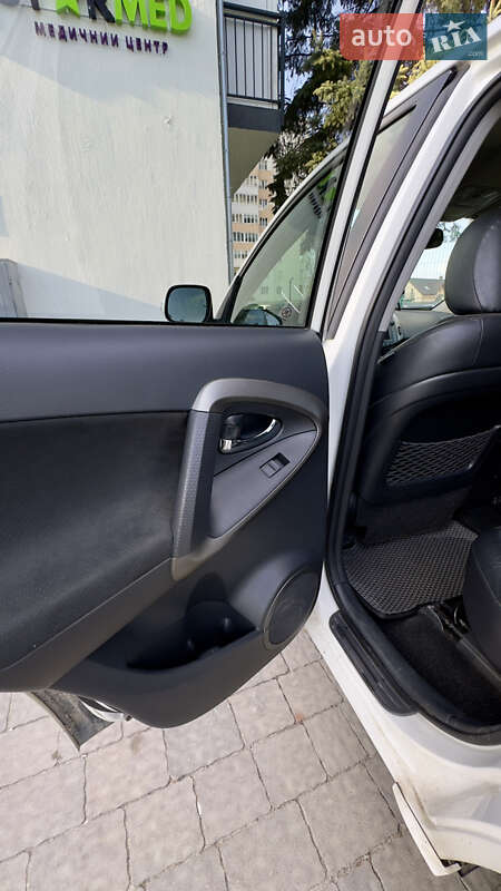 Позашляховик / Кросовер Toyota RAV4 2010 в Чернівцях
