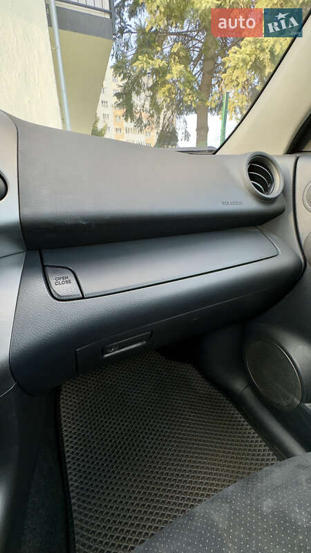 Позашляховик / Кросовер Toyota RAV4 2010 в Чернівцях