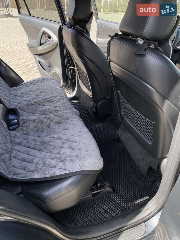 Внедорожник / Кроссовер Toyota RAV4 2006 в Сторожинце