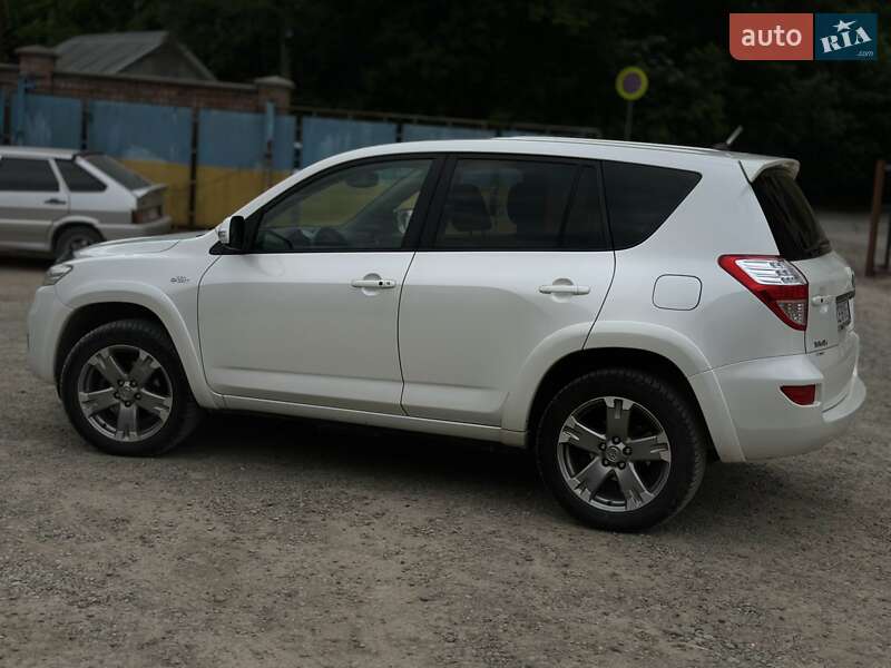 Позашляховик / Кросовер Toyota RAV4 2010 в Чернівцях