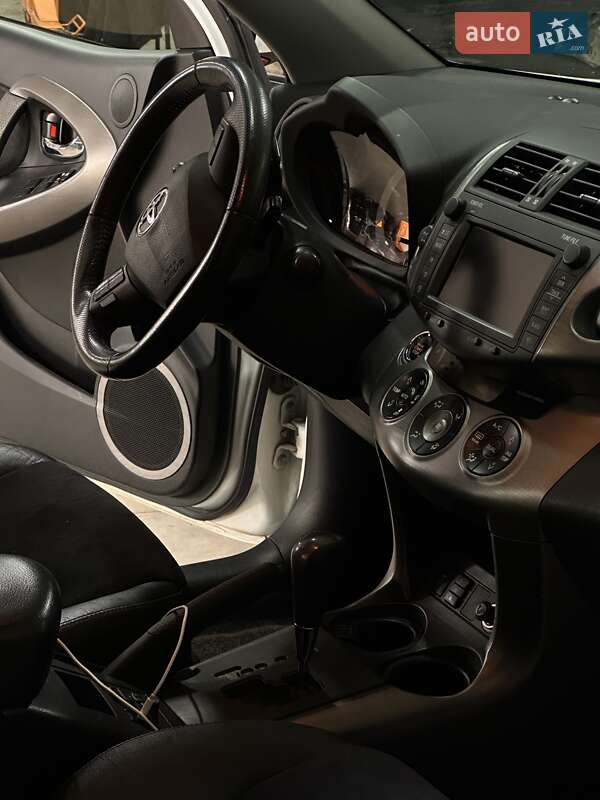 Позашляховик / Кросовер Toyota RAV4 2010 в Чернівцях