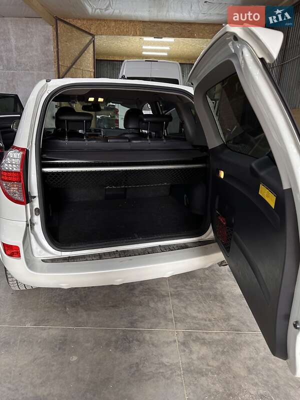 Позашляховик / Кросовер Toyota RAV4 2010 в Чернівцях