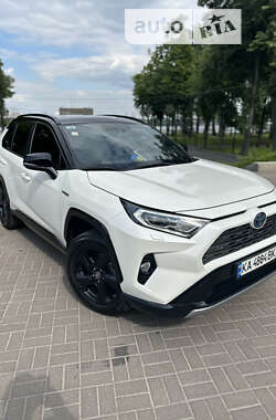 Внедорожник / Кроссовер Toyota RAV4 2020 в Киеве