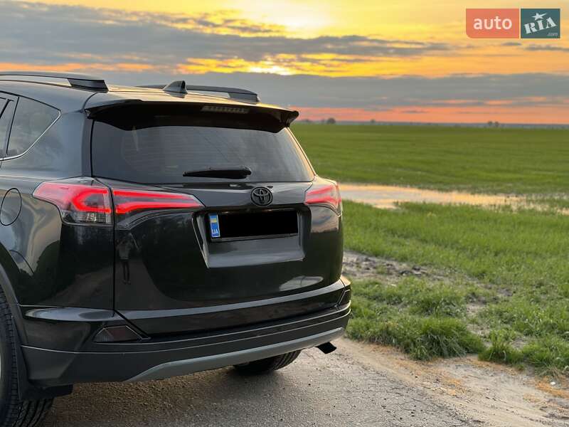 Внедорожник / Кроссовер Toyota RAV4 2017 в Чернигове
