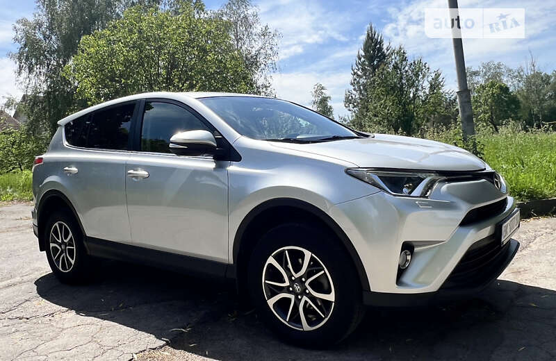 Внедорожник / Кроссовер Toyota RAV4 2016 в Ровно