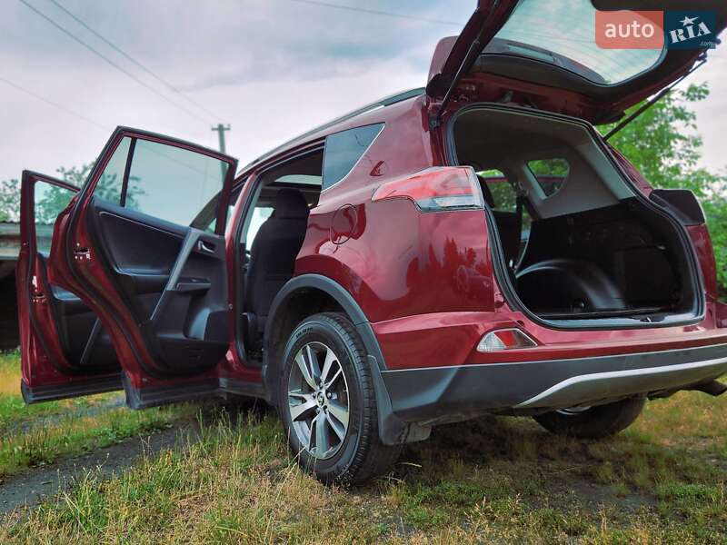 Внедорожник / Кроссовер Toyota RAV4 2017 в Шептицькому