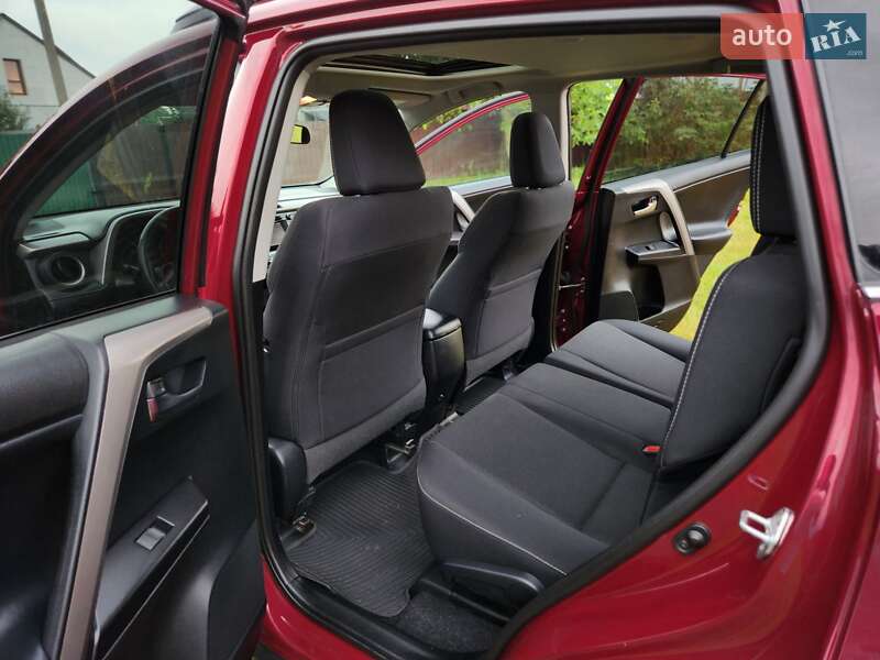 Внедорожник / Кроссовер Toyota RAV4 2017 в Шептицькому