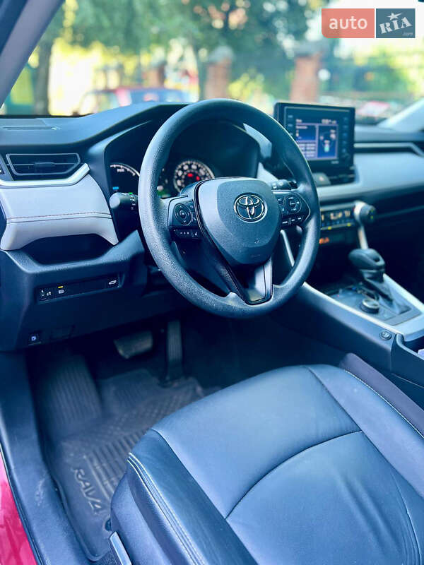 Позашляховик / Кросовер Toyota RAV4 2021 в Фастові