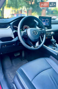 Внедорожник / Кроссовер Toyota RAV4 2021 в 