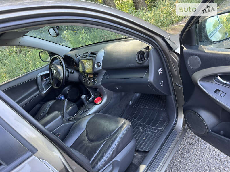 Позашляховик / Кросовер Toyota RAV4 2010 в Мені