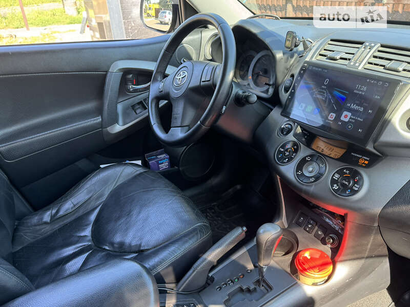 Позашляховик / Кросовер Toyota RAV4 2010 в Мені