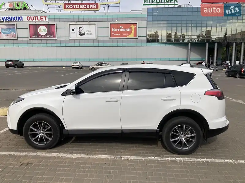 Внедорожник / Кроссовер Toyota RAV4 2016 в 