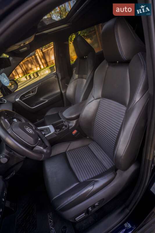 Внедорожник / Кроссовер Toyota RAV4 2020 в Чернигове