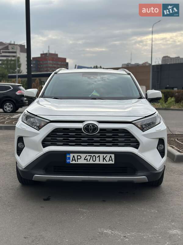 Внедорожник / Кроссовер Toyota RAV4 2020 в Киеве