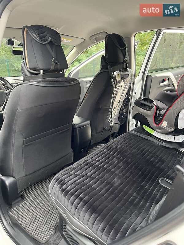 Внедорожник / Кроссовер Toyota RAV4 2017 в Киеве