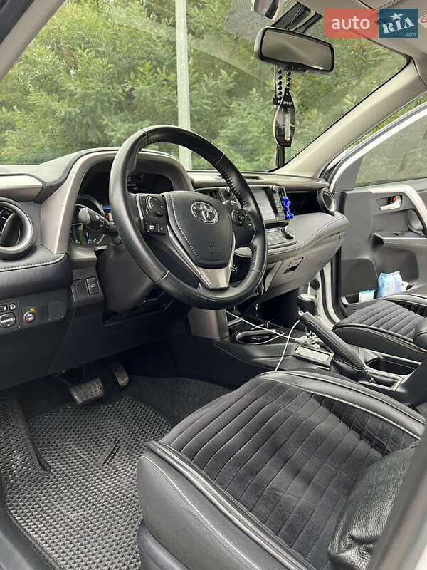 Внедорожник / Кроссовер Toyota RAV4 2017 в Киеве