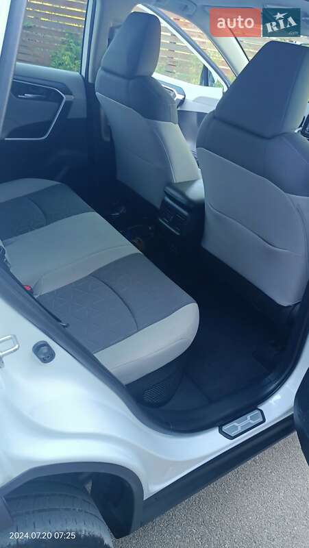 Позашляховик / Кросовер Toyota RAV4 2020 в Києві