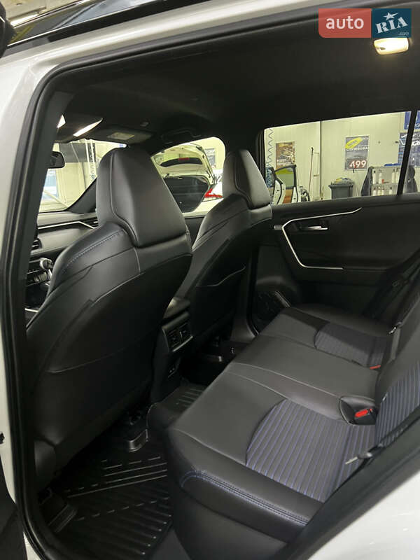 Внедорожник / Кроссовер Toyota RAV4 2023 в Черновцах