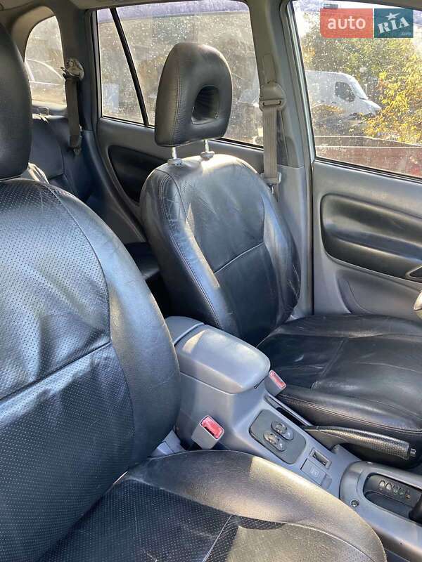 Внедорожник / Кроссовер Toyota RAV4 2003 в Каневе