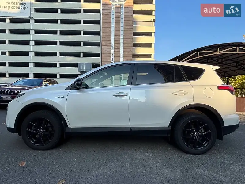 Позашляховик / Кросовер Toyota RAV4 2018 в 
