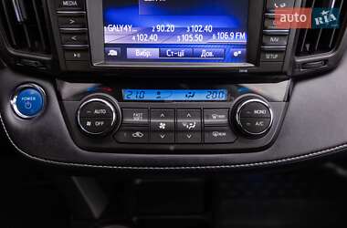 Внедорожник / Кроссовер Toyota RAV4 2017 в 