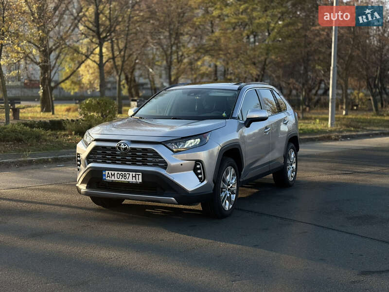 Внедорожник / Кроссовер Toyota RAV4 2020 в Киеве