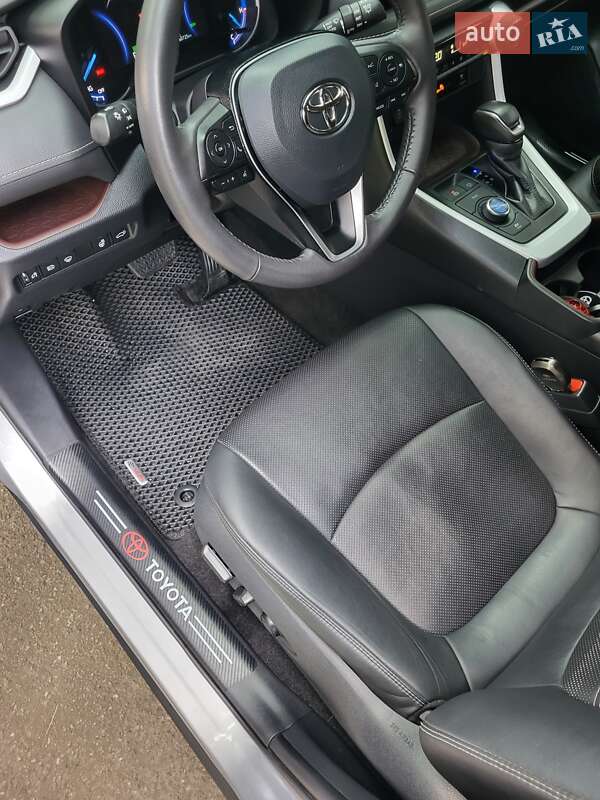 Внедорожник / Кроссовер Toyota RAV4 2021 в Чернигове