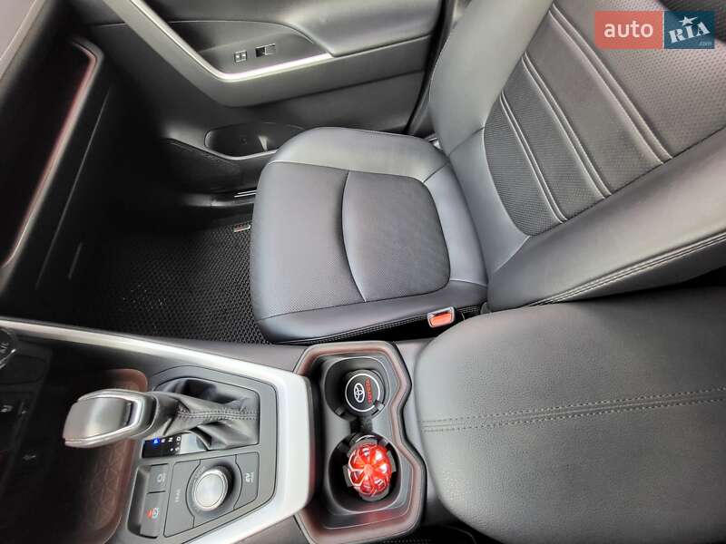 Внедорожник / Кроссовер Toyota RAV4 2021 в Чернигове