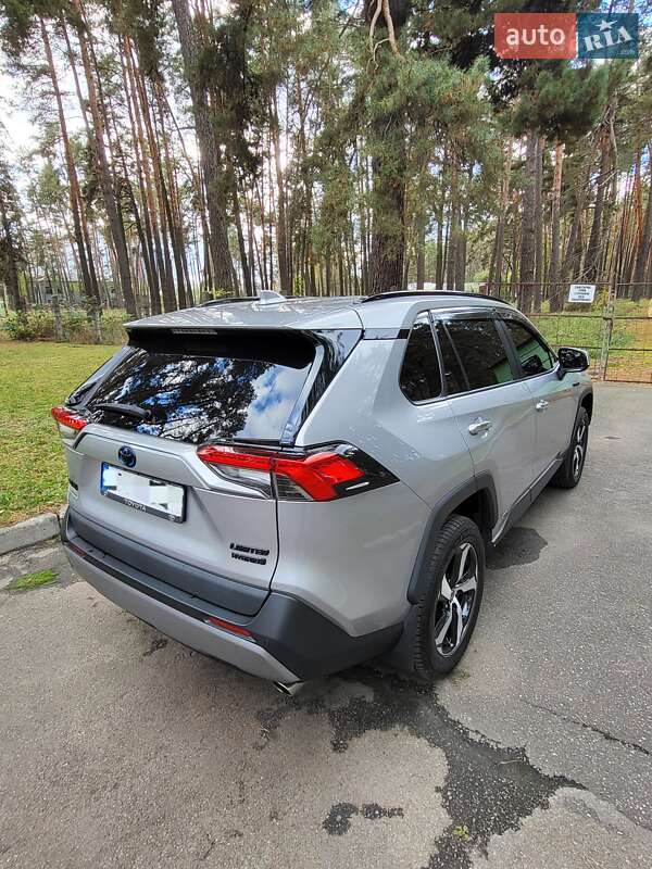 Внедорожник / Кроссовер Toyota RAV4 2021 в Чернигове