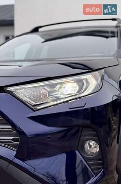 Внедорожник / Кроссовер Toyota RAV4 2021 в 