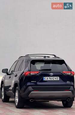 Внедорожник / Кроссовер Toyota RAV4 2021 в 