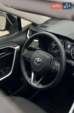 Внедорожник / Кроссовер Toyota RAV4 2021 в 
