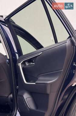 Внедорожник / Кроссовер Toyota RAV4 2021 в 