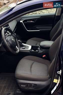 Внедорожник / Кроссовер Toyota RAV4 2021 в 