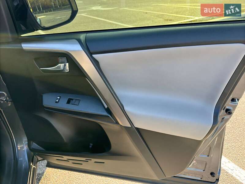 Позашляховик / Кросовер Toyota RAV4 2016 в Львові