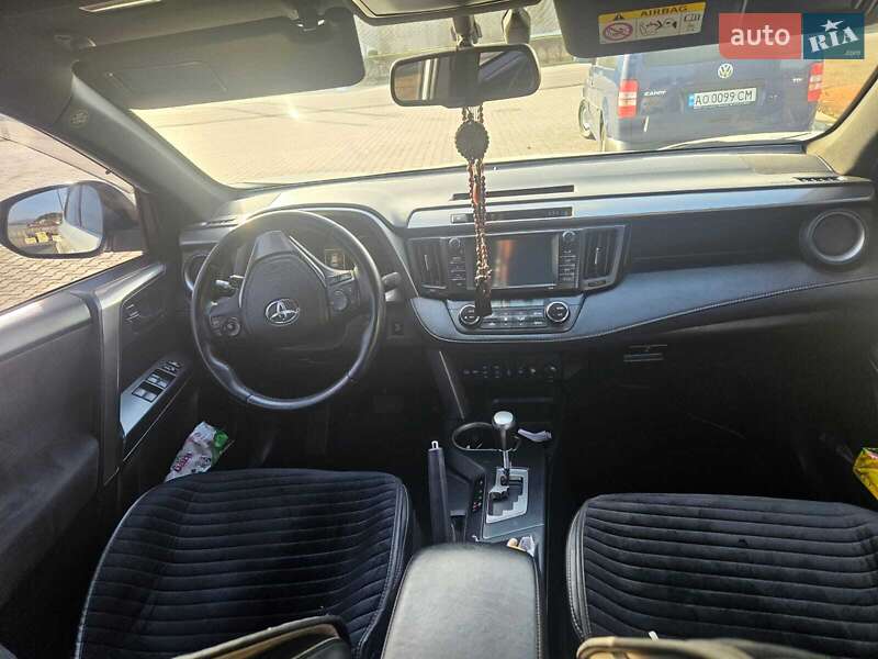 Внедорожник / Кроссовер Toyota RAV4 2017 в Ужгороде