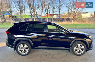 Внедорожник / Кроссовер Toyota RAV4 2021 в Киеве