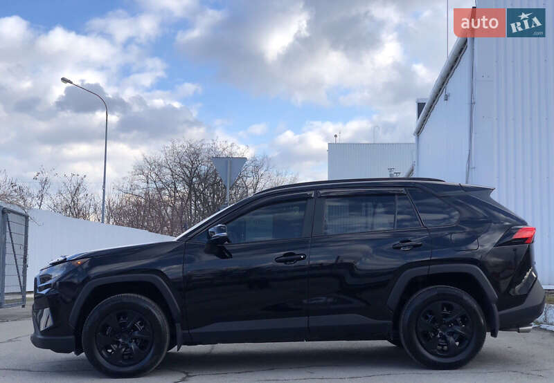Позашляховик / Кросовер Toyota RAV4 2021 в Дніпрі