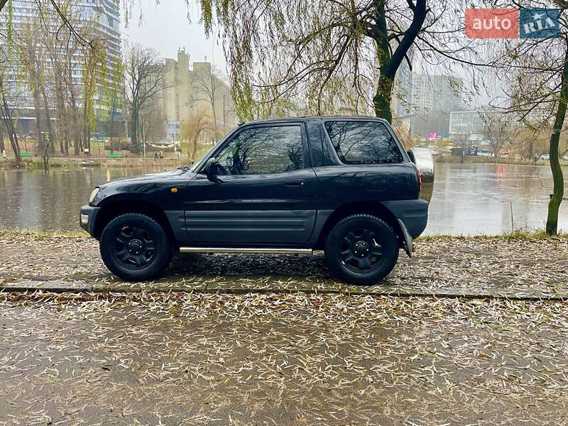 Позашляховик / Кросовер Toyota RAV4 2000 в Києві