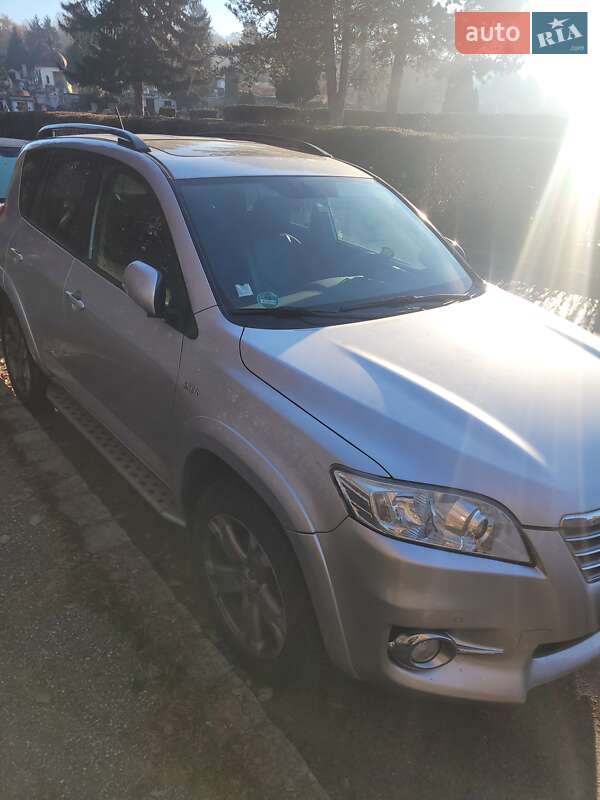 Позашляховик / Кросовер Toyota RAV4 2011 в Києві