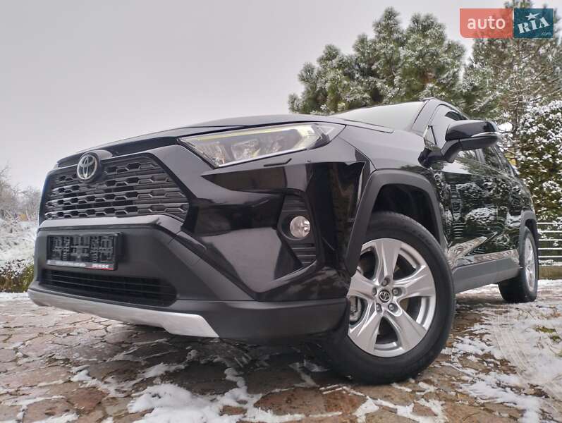 Позашляховик / Кросовер Toyota RAV4 2022 в Рівному