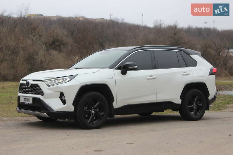 Позашляховик / Кросовер Toyota RAV4 2019 в 