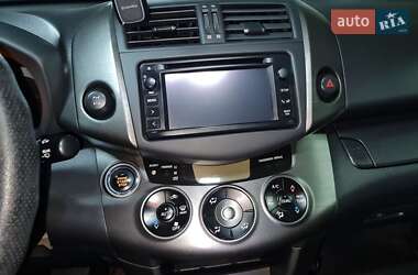 Внедорожник / Кроссовер Toyota RAV4 2012 в 